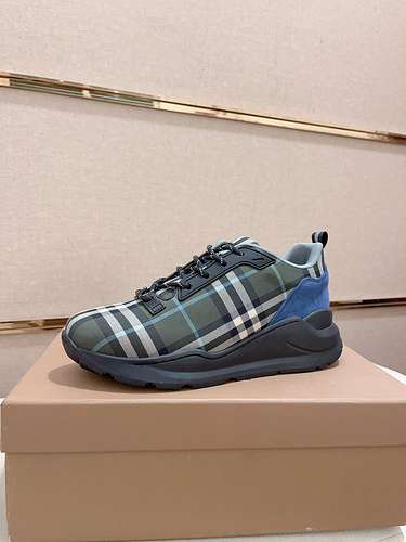 Scarpe uomo Burberry Codice 0408B70 Taglia 3844 personalizzabile fino alla 45