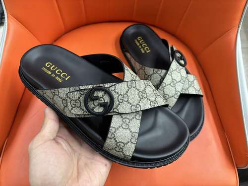 Scarpe uomo GUCCI Codice 0415B10 Taglia 3844