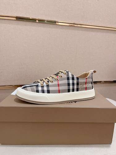 Scarpe uomo Burberry Codice 0423B40 Taglia 3844