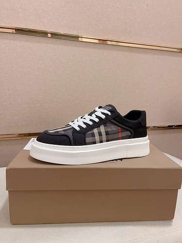 Scarpe uomo Burberry Codice 0423B40 Taglia 3844