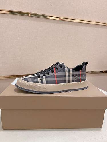 Scarpe uomo Burberry Codice 0423B40 Taglia 3844