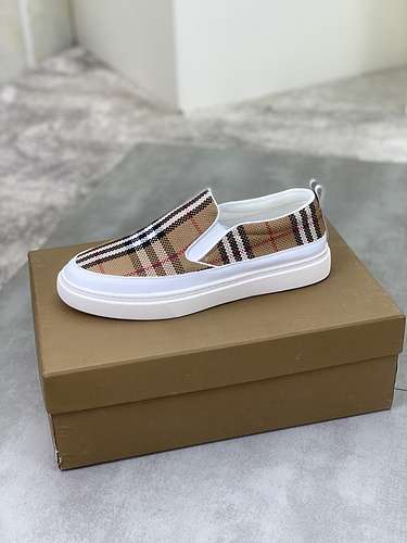 Scarpe uomo Burberry Codice 0427B30 Taglia 3844