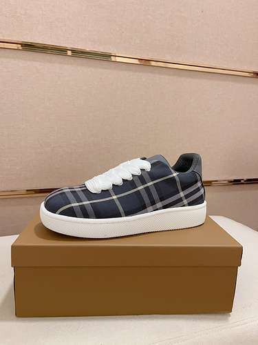 Scarpe uomo Burberry Codice 0423B40 Taglia 3844