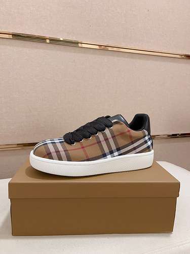 Scarpe uomo Burberry Codice 0423B40 Taglia 3844