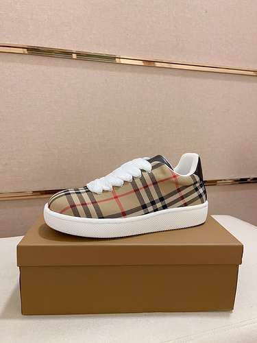 Scarpe uomo Burberry Codice 0423B40 Taglia 3844