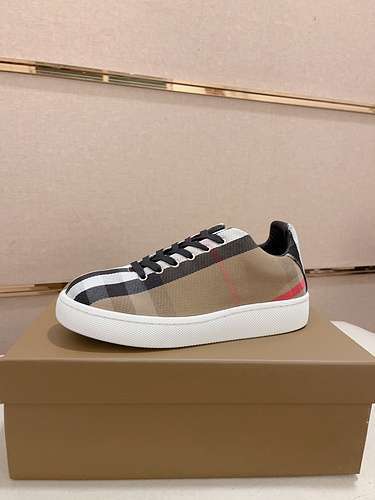 Scarpe uomo Burberry Codice 0423B20 Taglia 3844