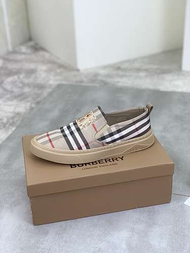 Scarpe uomo Burberry Codice 0502B40 Taglia 3844