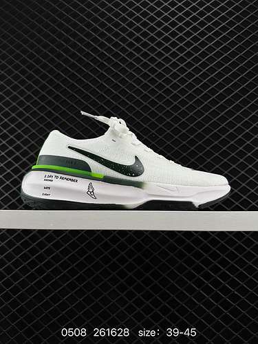 4 NIKE Zoom Design ispirato ai runner di tutti i giorni che offre un supporto solido e una trazione 