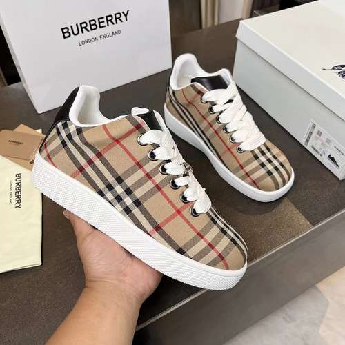 Scarpe uomo e donna Burberry Codice 0521C40 Taglia donna 3540 uomo 3944 donna 41 42 uomo 45 46 perso