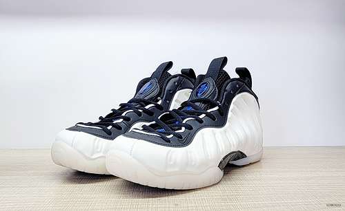 Nike Air Foamposite One nera e bianca blu