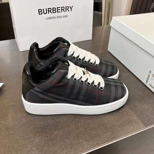 Scarpe uomo e donna Burberry Codice 0521C40 Taglia donna 3540 uomo 3944 donna 41 42 uomo 45 46 perso