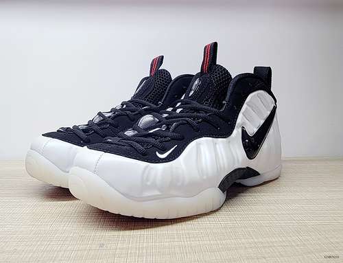 Nike Air Foamposite One schiuma spray bianca in schiuma di latte