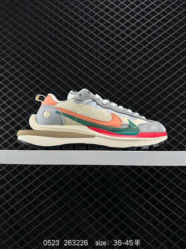 3 Nike Sacai Tecniche di decostruzione familiari con sovrapposizione di lacci e parte posteriore con