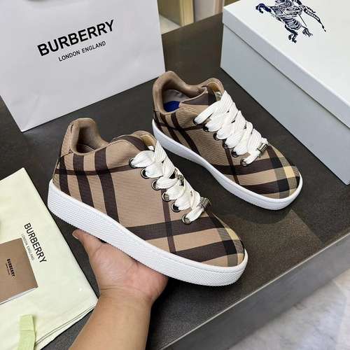 Scarpe uomo e donna Burberry Codice 0521C40 Taglia donna 3540 uomo 3944 donna 41 42 uomo 45 46 perso