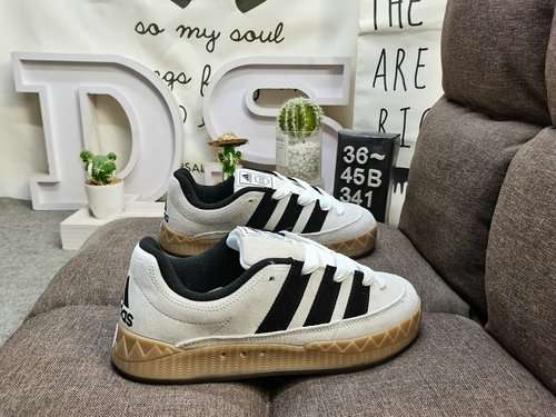 La nuova collaborazione tra 341Dadidas adimatic sneakers quotShark Bun Shoesquot si apre unendosi al