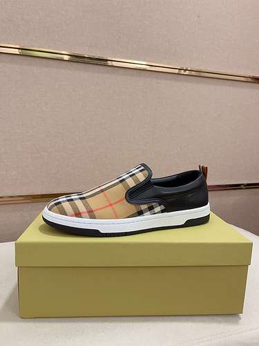 Scarpe uomo Burberry Codice 0606B30 Taglia 3844