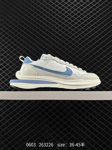 3 Nike Sacai Tecniche di decostruzione familiari con sovrapposizione di lacci e parte posteriore con