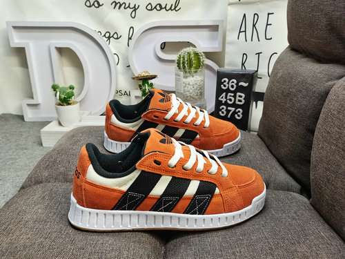 Adidas ADI0 373D L'audace combinazione di colori presenta tre strisce invertite per un tocco nostalg