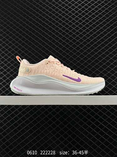 4 NIKE Zoom Design ispirato ai runner di tutti i giorni che offre un supporto solido e una trazione 