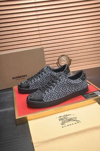 Scarpe uomo Burberry Codice 0608B40 Taglia 3844 personalizzata sulla taglia 45 non rimborsabile