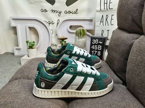 Adidas ADI0 178DD L'audace combinazione di colori presenta tre strisce invertite per un tocco nostal