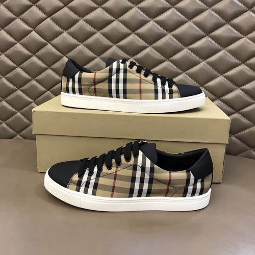 Scarpe uomo Burberry Codice 0622B40 Taglia 3844