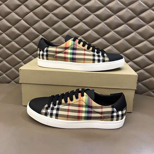 Scarpe uomo Burberry Codice 0622B40 Taglia 3844