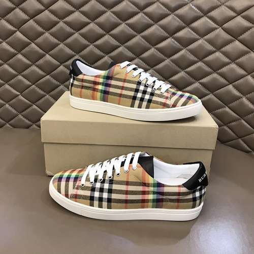 Scarpe uomo Burberry Codice 0622B40 Taglia 3844