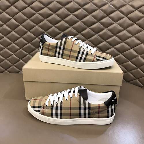 Scarpe uomo Burberry Codice 0622B40 Taglia 3844