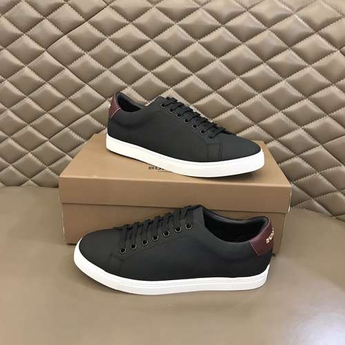 Scarpe uomo Burberry Codice 0622B50 Taglia 3844