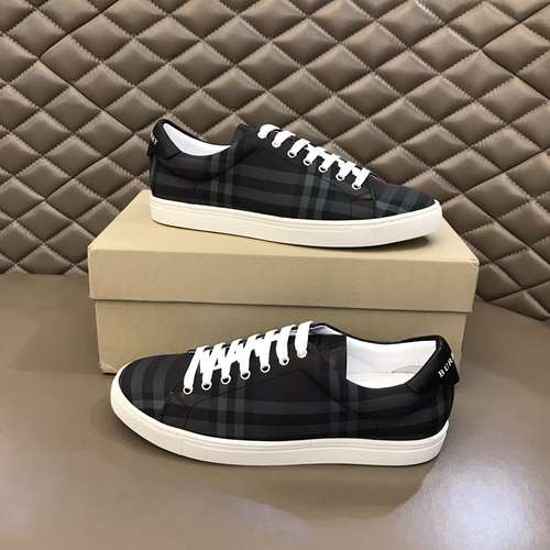 Scarpe uomo Burberry Codice 0622B40 Taglia 3844