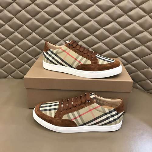 Scarpe uomo Burberry Codice 0622B40 Taglia 3844