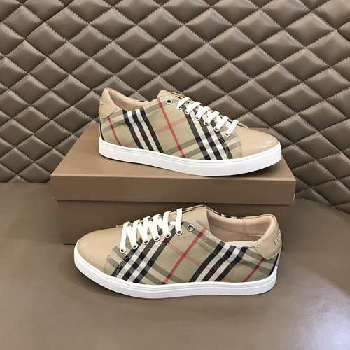 Scarpe uomo Burberry Codice 0622B40 Taglia 3844