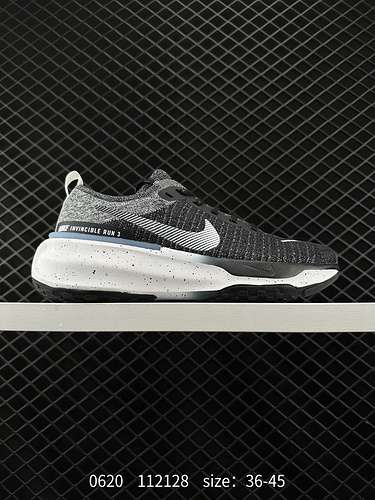 4 NIKE Zoom Ispirato ai runner di tutti i giorni, il design offre un supporto solido e un grip eccez