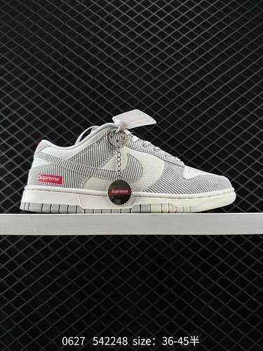 24 Corporatelevel Supreme x Nike Dunk Low Sky Blue Canvas Questo modello sostiene la rottura delle t