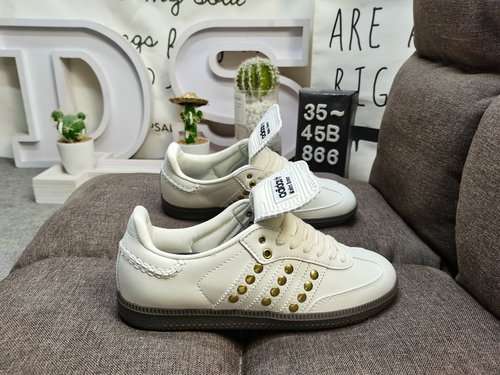 866D ti riporta al classico più originale ed eterno Clover Adidas WB Studded Samba OG Samba serie da