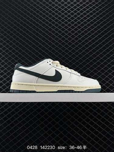 Nike Dunk Low Retro Sneakers Come una classica scarpa da basket degli anni '80, è stata originariame