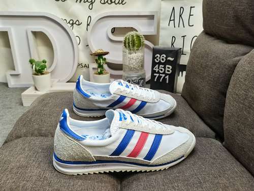 La serie di sneaker retrò 771DAdidas ha preso d'assalto il mondo Cavalcando quest'onda, il marchio c