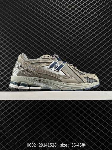 4 New Balance M96R Retro Item Negli ultimi due anni New Balance deve essere uno dei marchi di scarpe