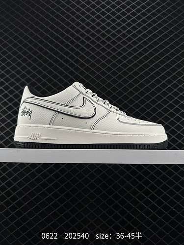 2 Nike Air Force Low 7 Ultimo originale e cartone originale Crea una versione Air Force low-top pura