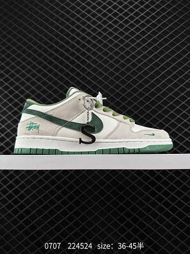 2 Le scarpe da ginnastica Nike sb Dunk Low Retro come classiche scarpe da basket negli anni '80 furo