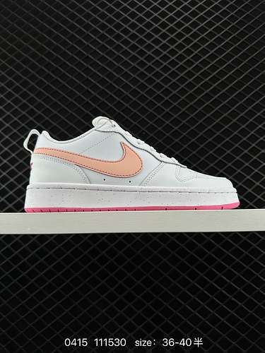 Le scarpe da ginnastica sportive casual Nike Court Borough basse, versatili e traspiranti hanno un d