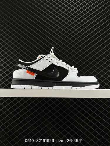 3 Nike Dunk SB Low Pro quotBlack and Whitequot Nike SB Low Sneaker basse in bianco e nero cobranded 