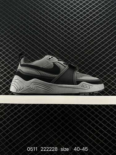 4 NikeNike utilizza materiali leggeri in fibra di pelle traspirante e tomaia in tessuto Oxford per c