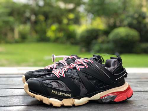 Balenciaga 30 nere e rosse Balenciaga Triple S scarpe da papà Balenciaga