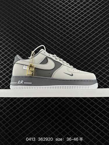 Nike Air Force 7 Low è una sneaker casual Air Force 1 lowtop grigio scuro e bianco. Utilizza loghi S