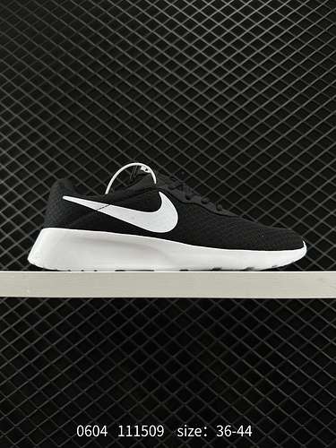 4 Scarpe da corsa Nike Tanjun London Nike WMNS Serie Nike Tanjun London di scarpe da corsa traspiran