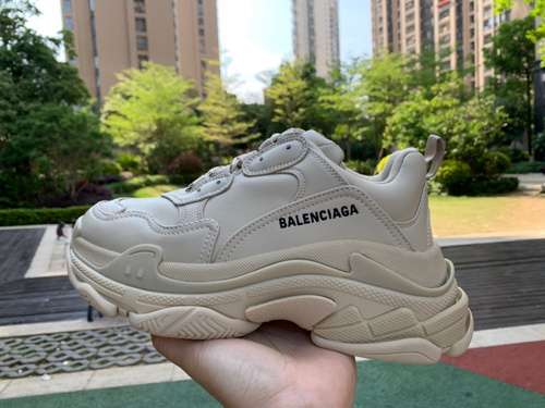 Balenciaga kaki chiaro Balenciaga Triple S scarpe da papà Sneakers Balenciaga