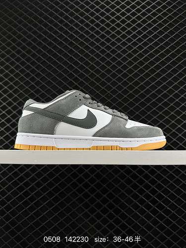 La combinazione di colori bianco e grigio Nike Dunk Low quotGrey Gumquot è mostrata in una combinazi