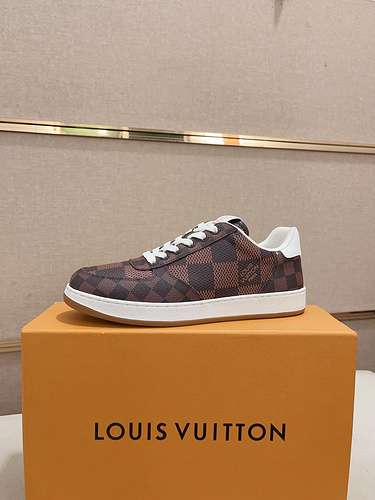 È possibile ordinare scarpe da uomo LV Codice 0706B70 Taglia 3844 45